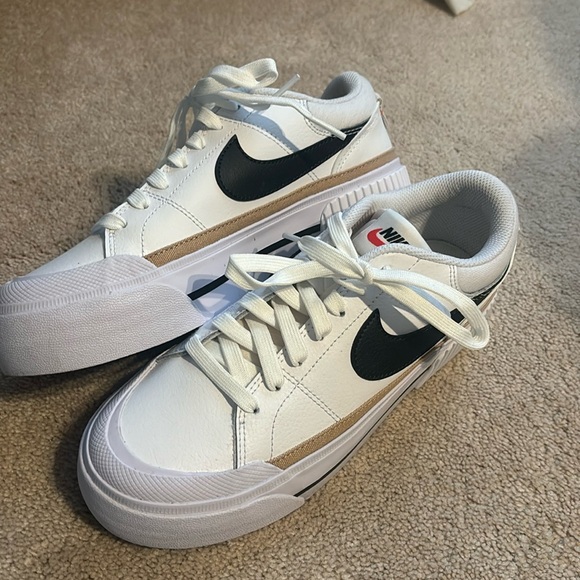 Nike Shoes - Cute Nike shoes size 7